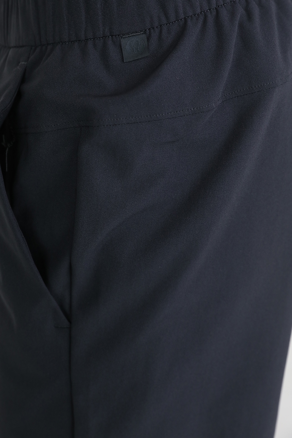 תמונת תקריב דוגמן של ABC Pull-On Pant