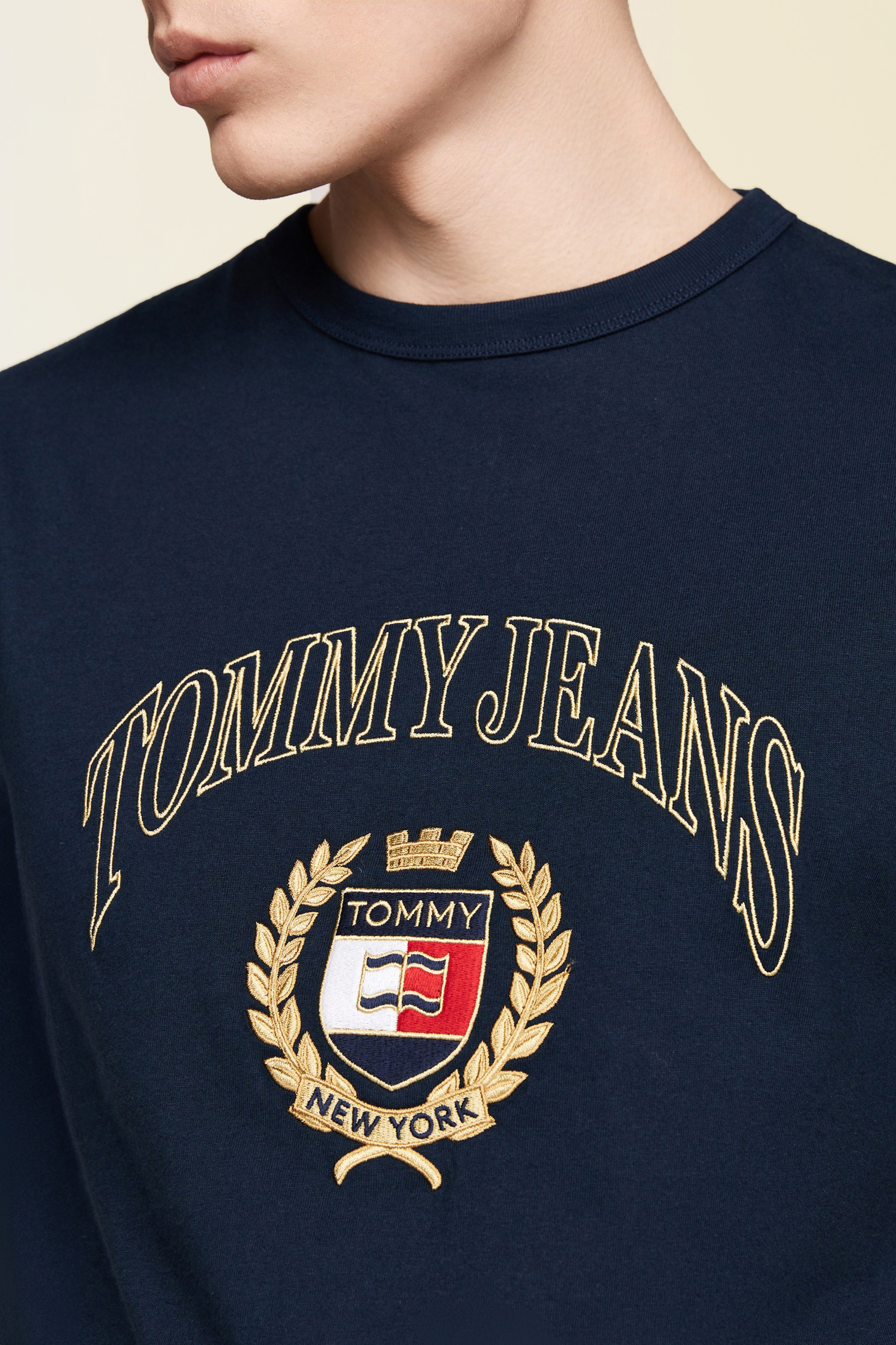 תמונת תקריב דוגמן של חולצת טי TOMMY HILFIGER