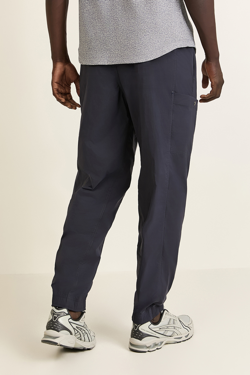תמונת דוגמן אחורית של Lightweight Cargo Pocket Jogger LULULEMON