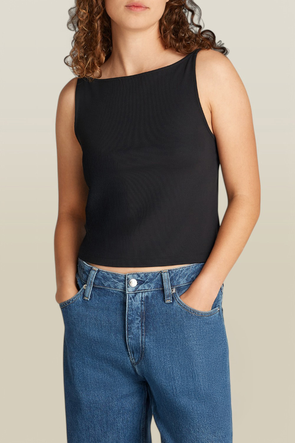 תמונת דוגמן קידמית של גופייה עם מחשוף גב CALVIN KLEIN