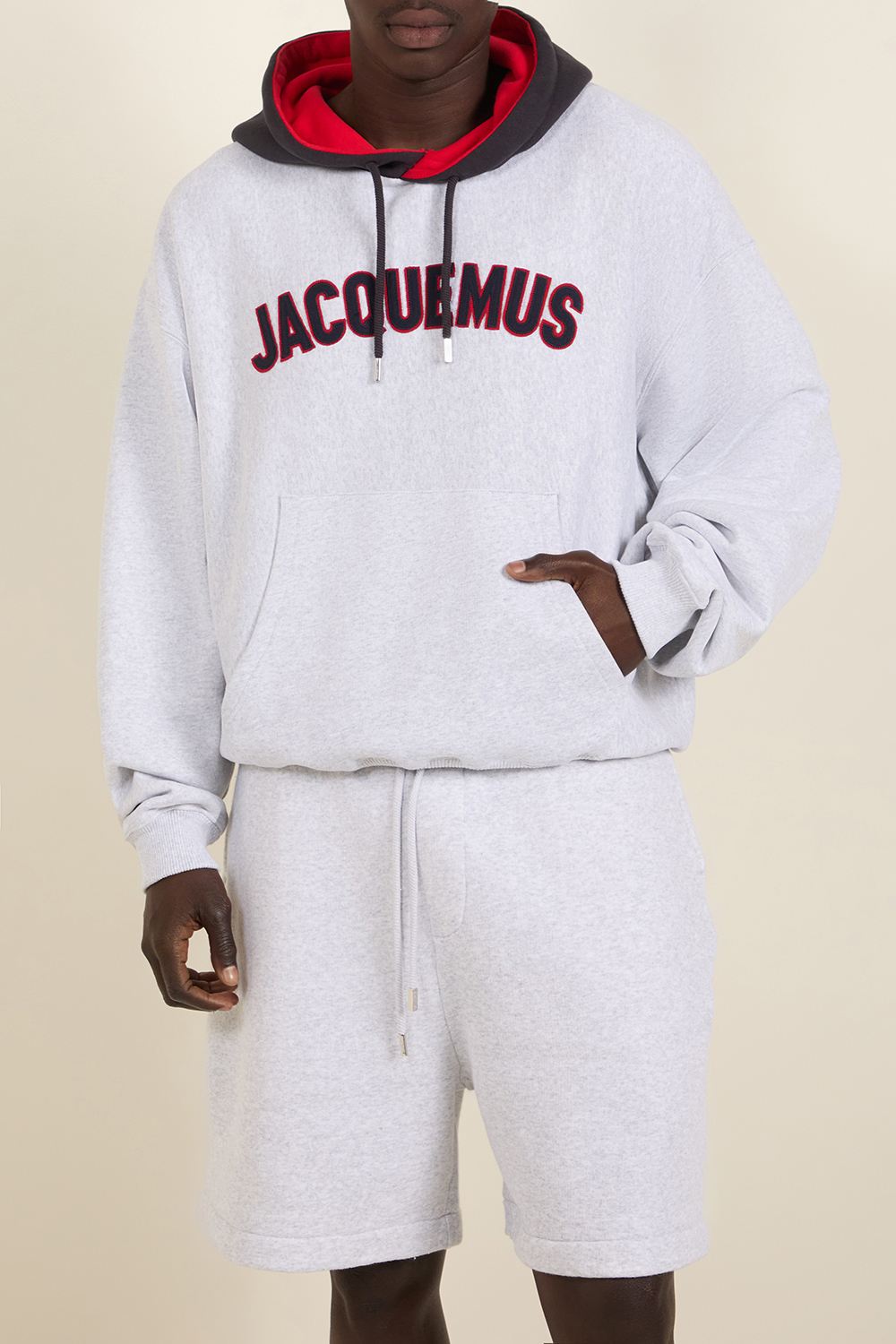 תמונת דוגמן קידמית של סווטשירט קפוצ'ון JACQUEMUS