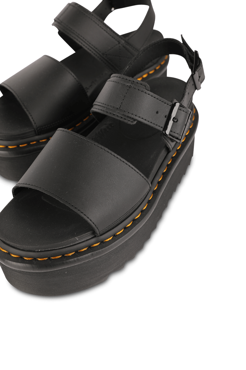 תמונת תקריב של סנדלי פלטפורמה DR.MARTENS