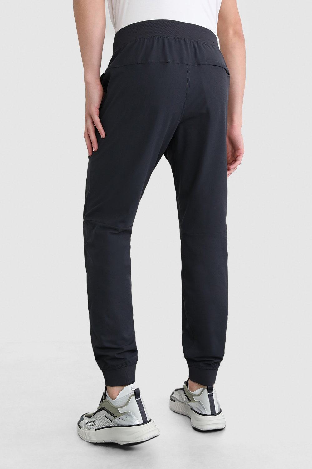 תמונת דוגמן אחורית של ABC Jogger