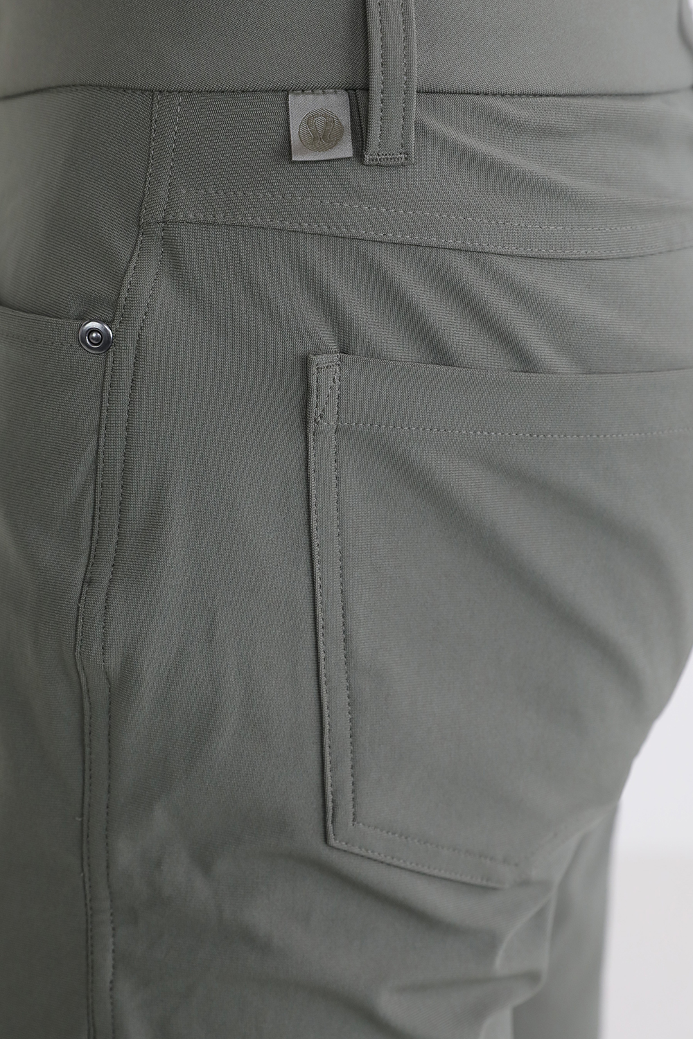 תמונת תקריב דוגמן של ABC Slim-Fit 5 Pocket Pant 32" Warpstreme
