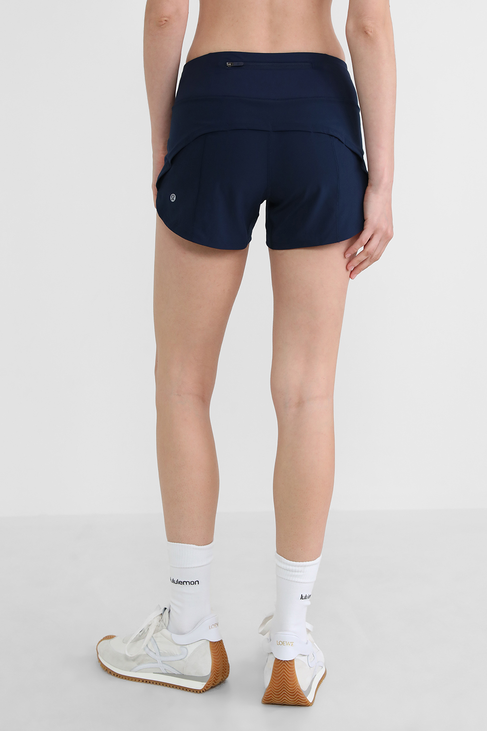 תמונת דוגמן אחורית של Speed Up Medium Rise Short 4" *Lind