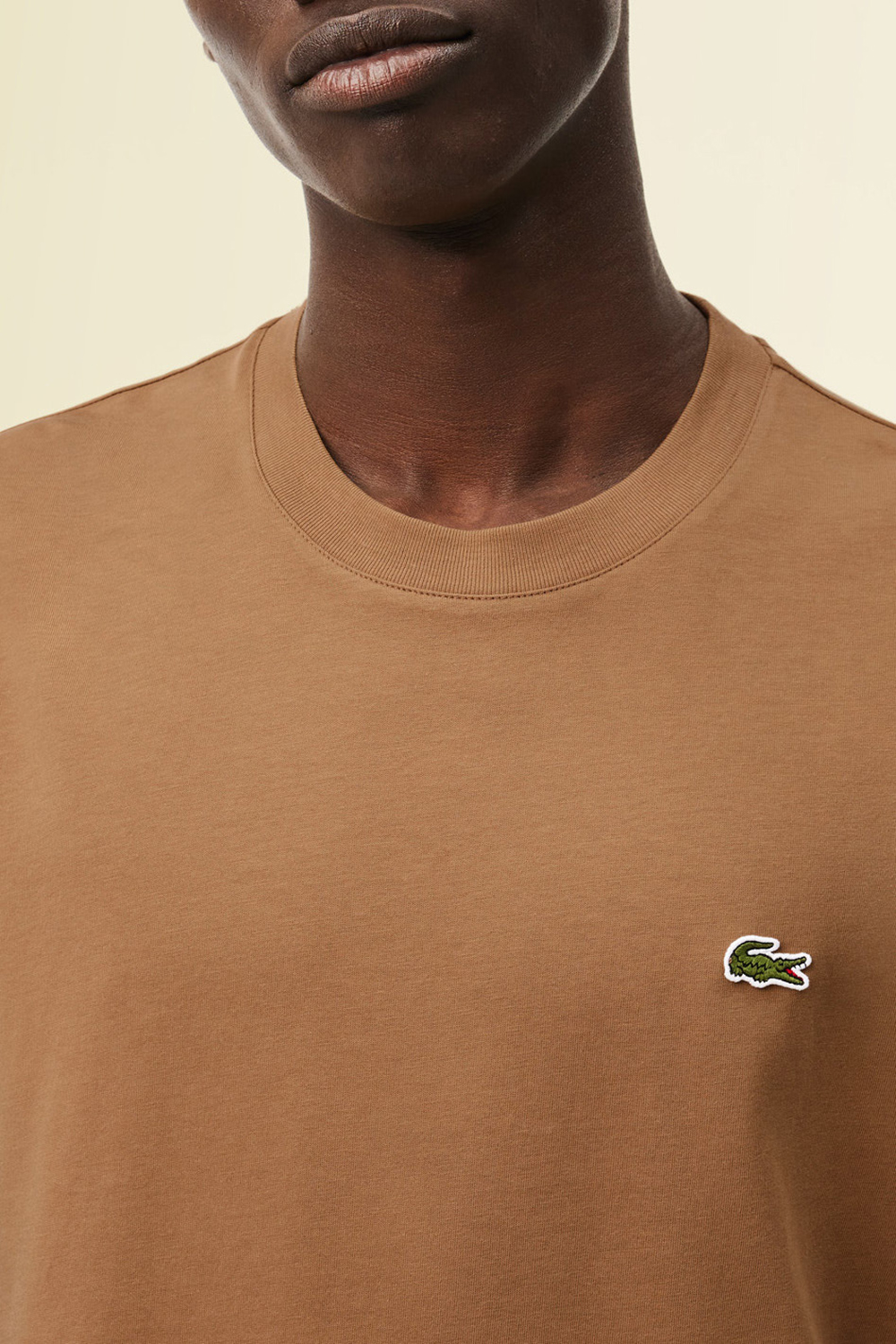 תמונת תקריב דוגמן של חולצת טי LACOSTE