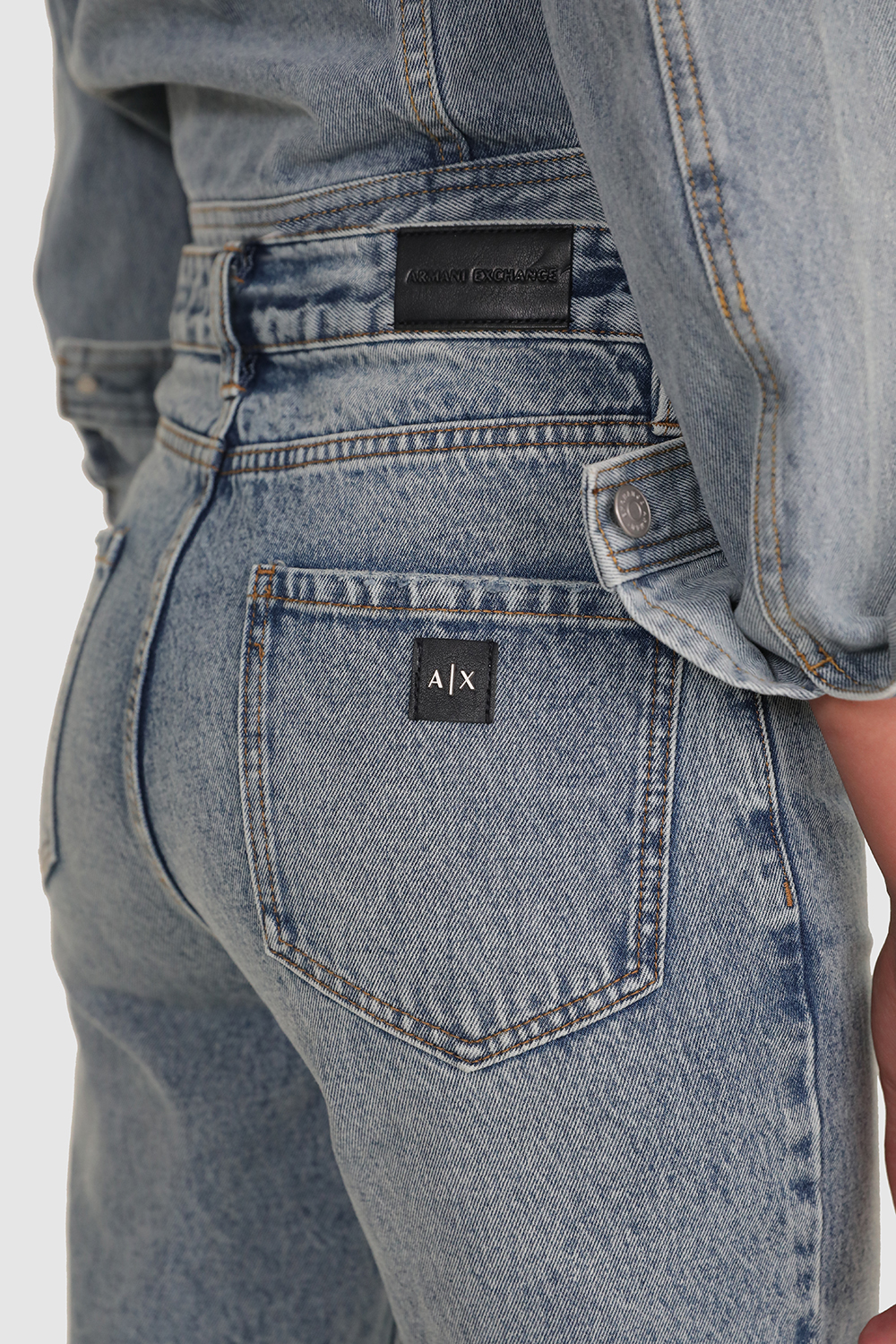 תמונת תקריב דוגמן של מכנסי ג'ינס בגזרה ישרה ARMANI EXCHANGE