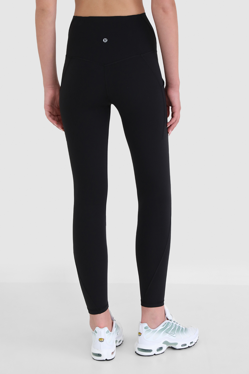 תמונת דוגמן אחורית של Align™ High-Rise Pant 25" *Pockets