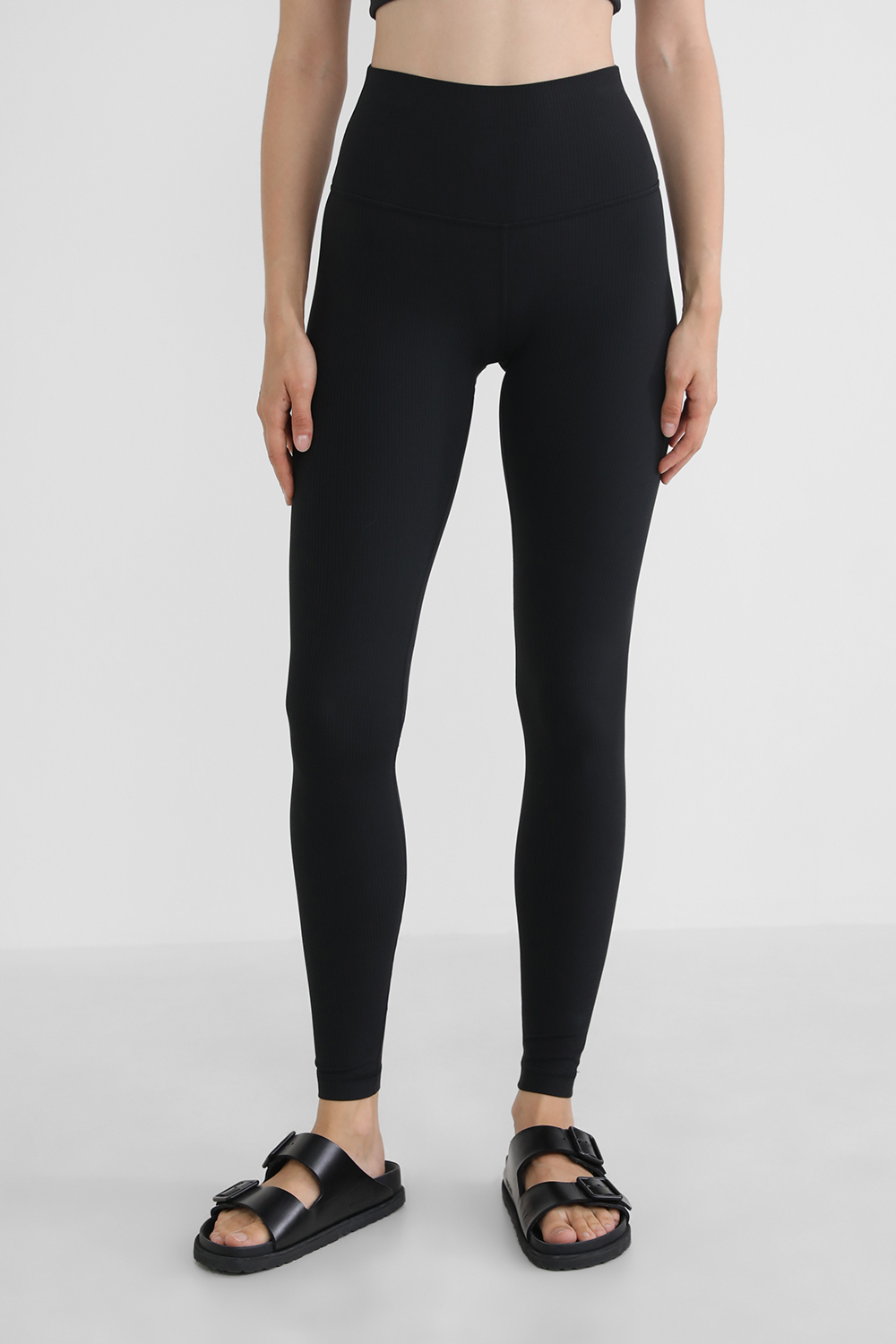 תמונת דוגמן קידמית של Align™ Ribbed High-Rise 28