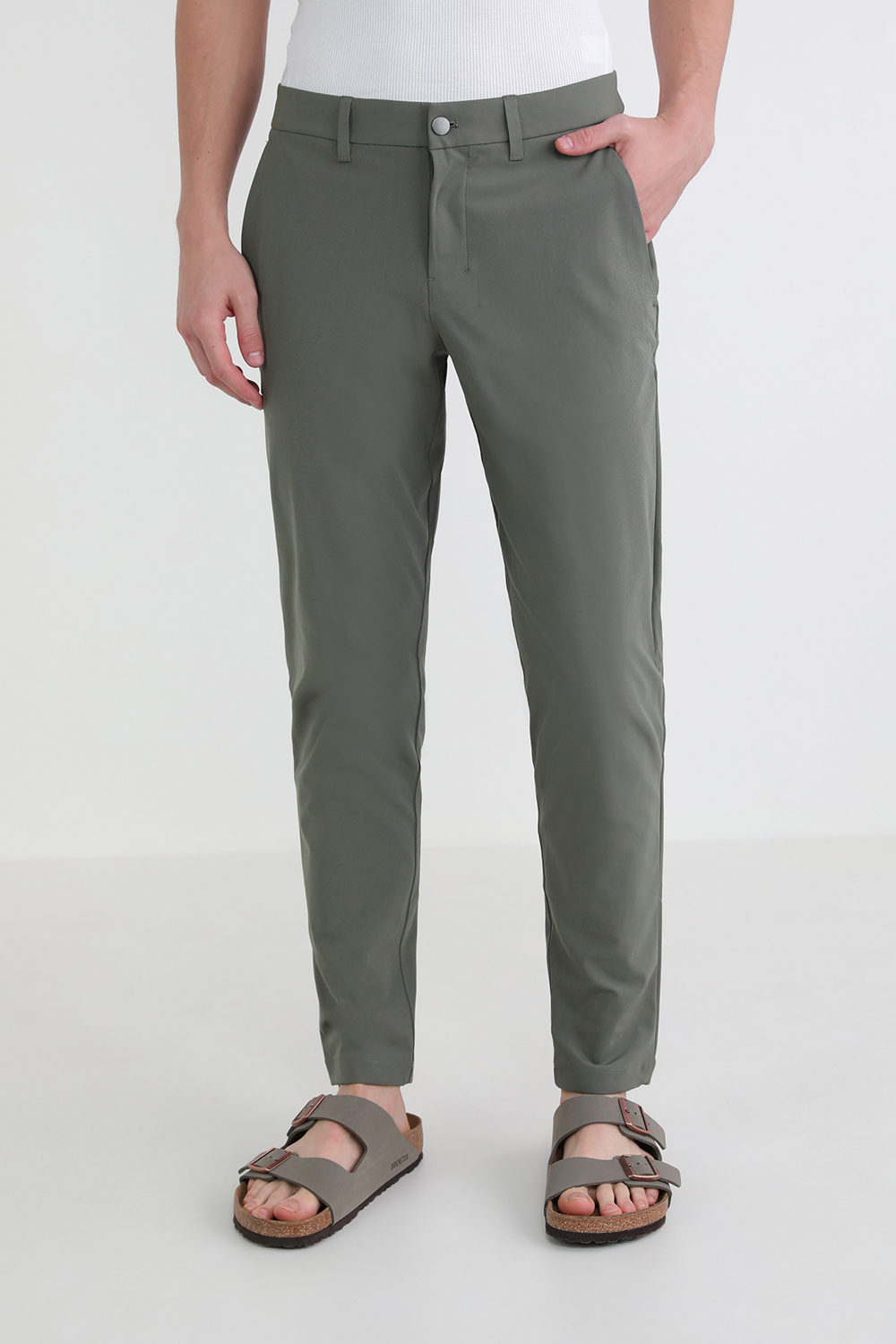 תמונת דוגמן קידמית של ABC Slim-Fit Pant 32