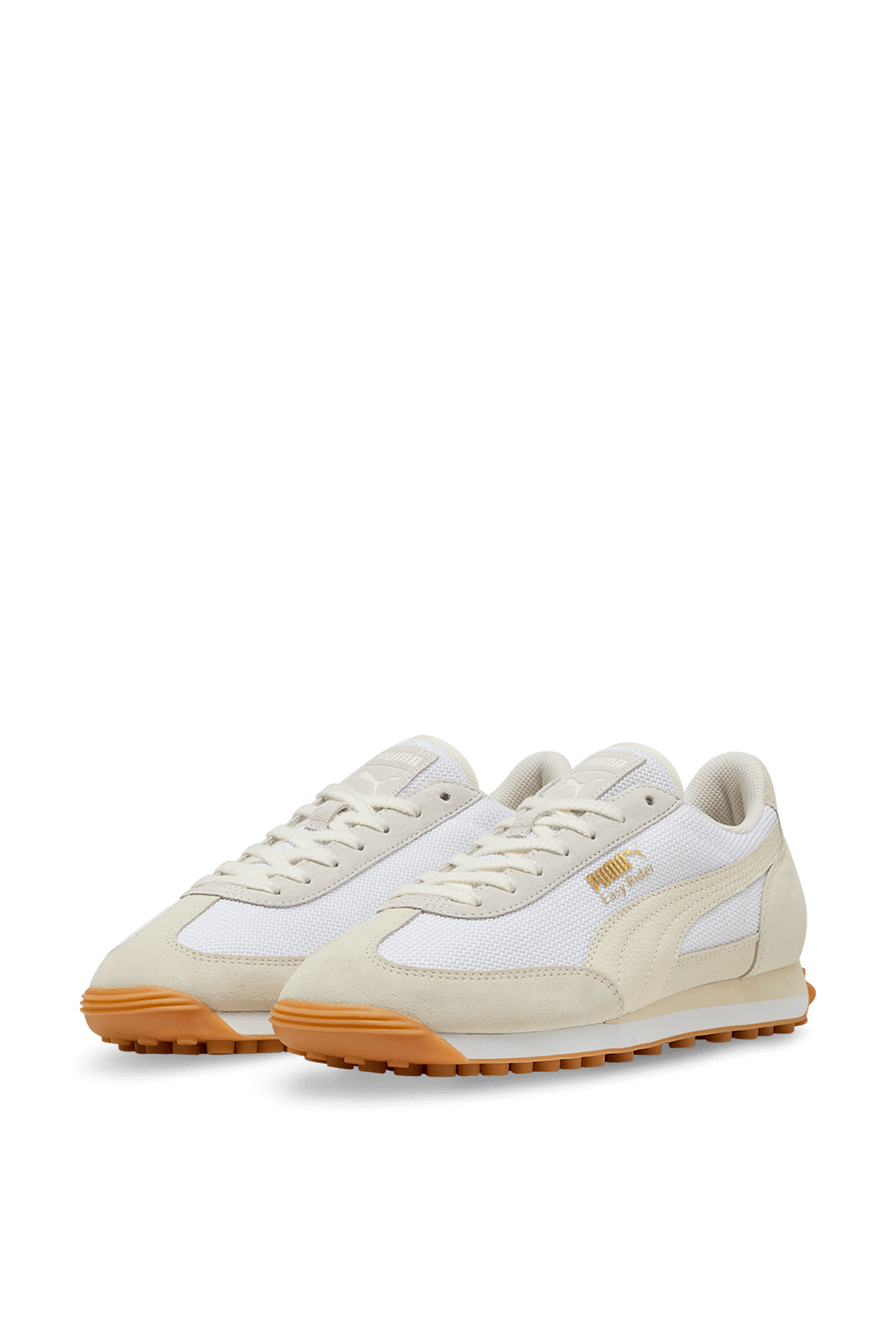 תמונת תקריב של נעלי סניקרס PUMA