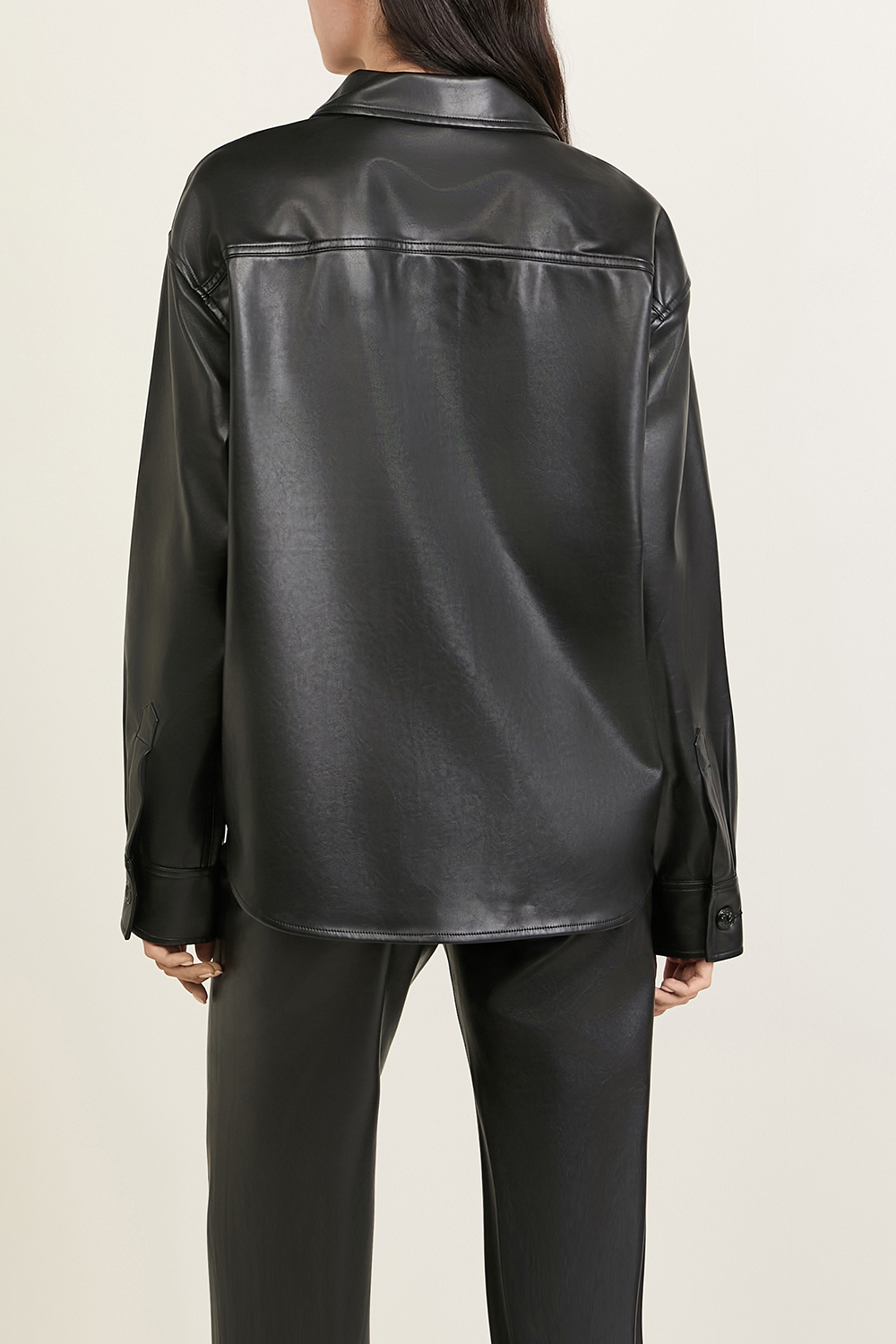 תמונת דוגמן אחורית של ז'קט עור טבעוני RAG & BONE