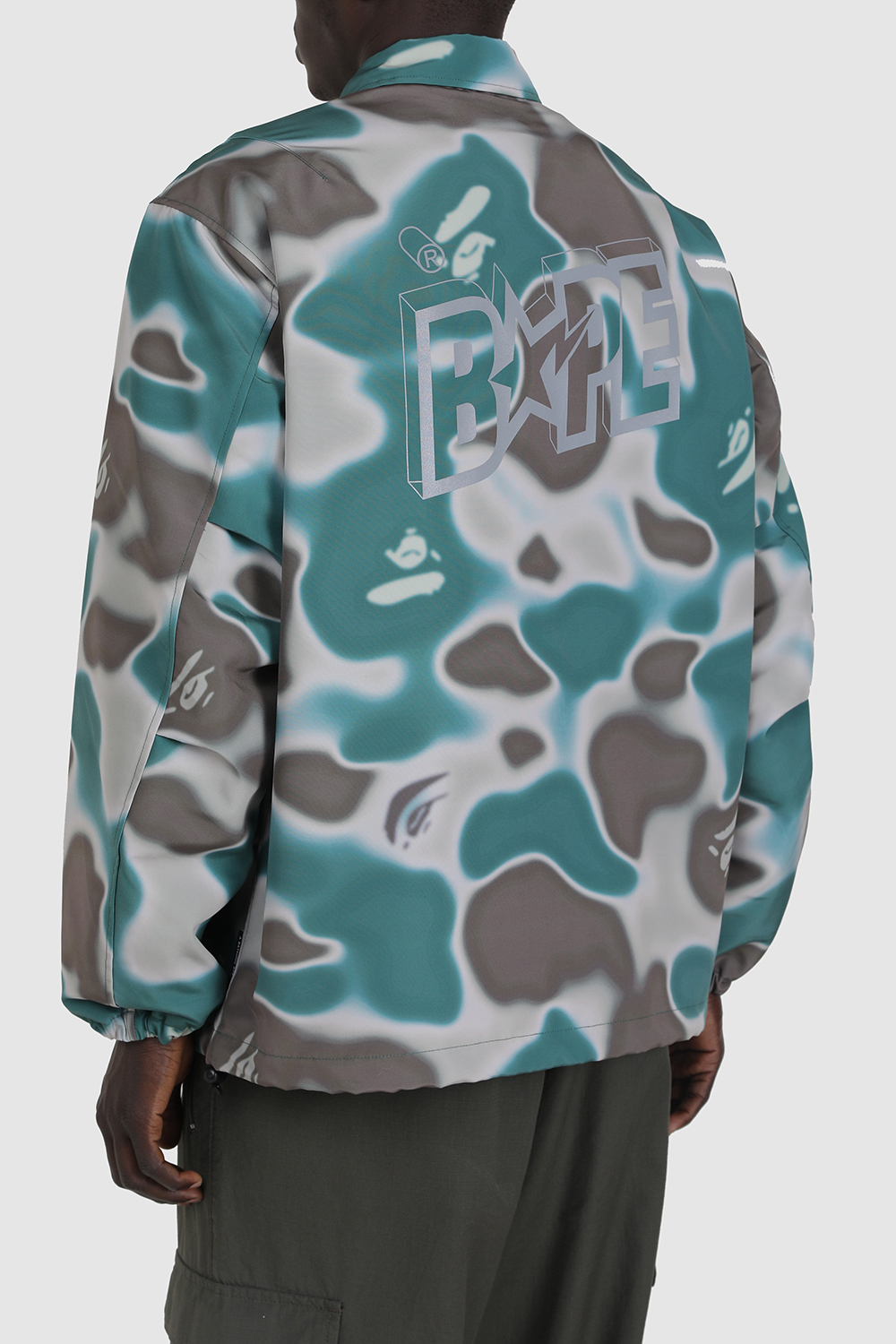 תמונת תקריב דוגמן של ז'קט BAPE