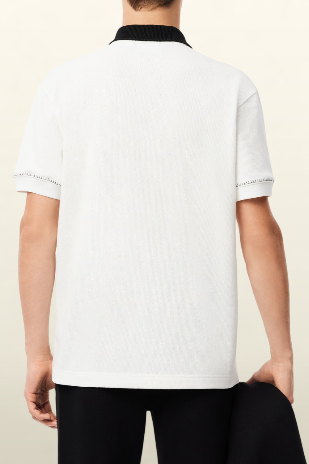 תמונת דוגמן אחורית של חולצת פולו קצרה LACOSTE