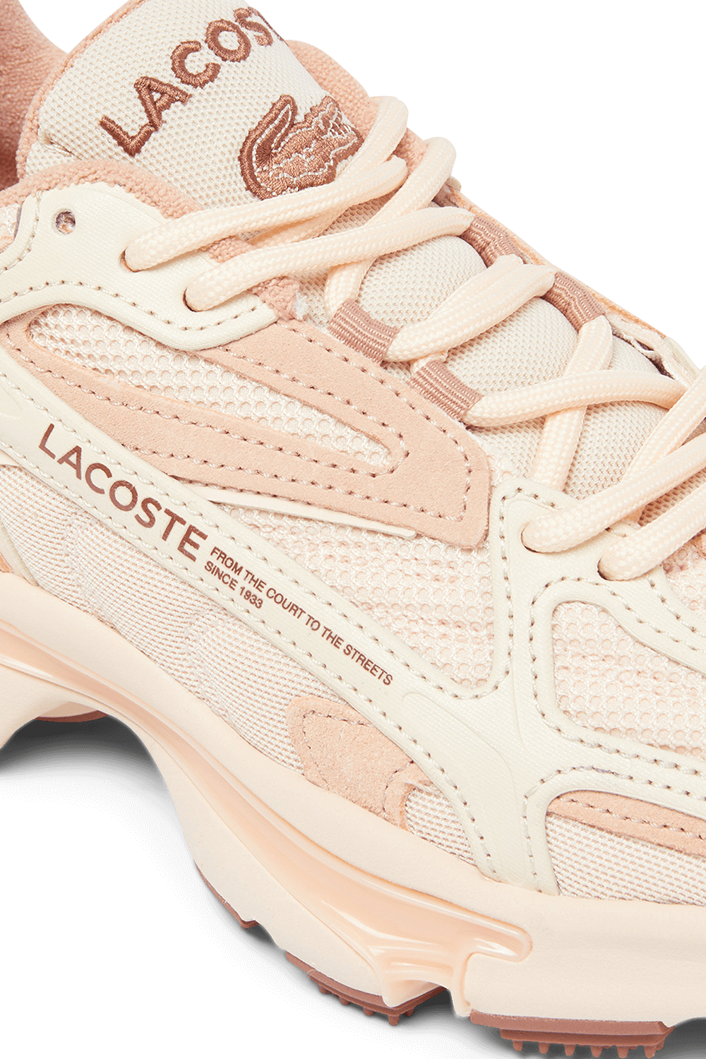 תמונת תקריב של נעלי סניקרס L003 LACOSTE
