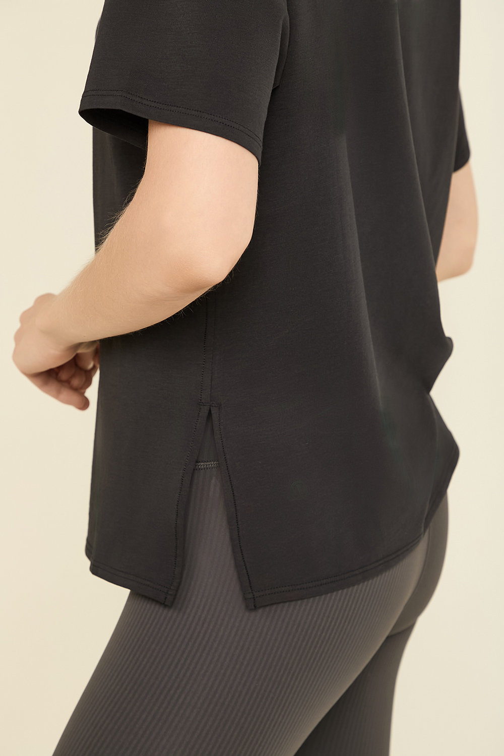 תמונת תקריב דוגמן של Relaxed-Fit Boatneck T-Shirt LULULEMON