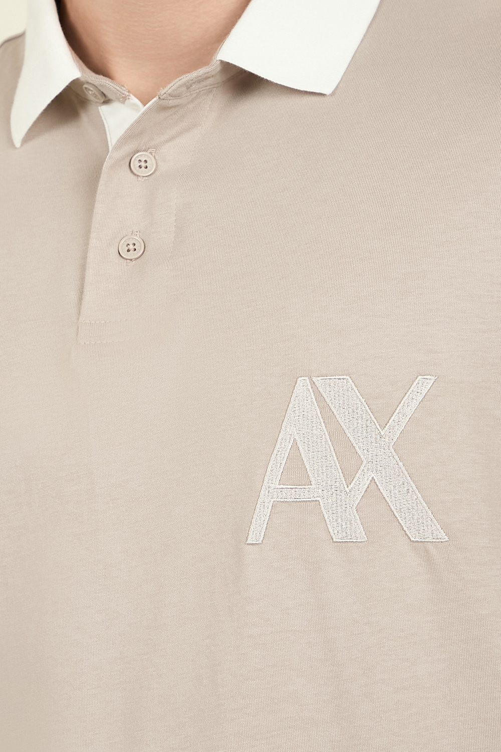 תמונת תקריב דוגמן של חולצת פולו ARMANI EXCHANGE