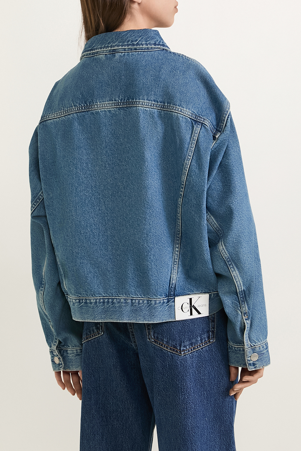 תמונת דוגמן אחורית של ז'קט ג'ינס CALVIN KLEIN