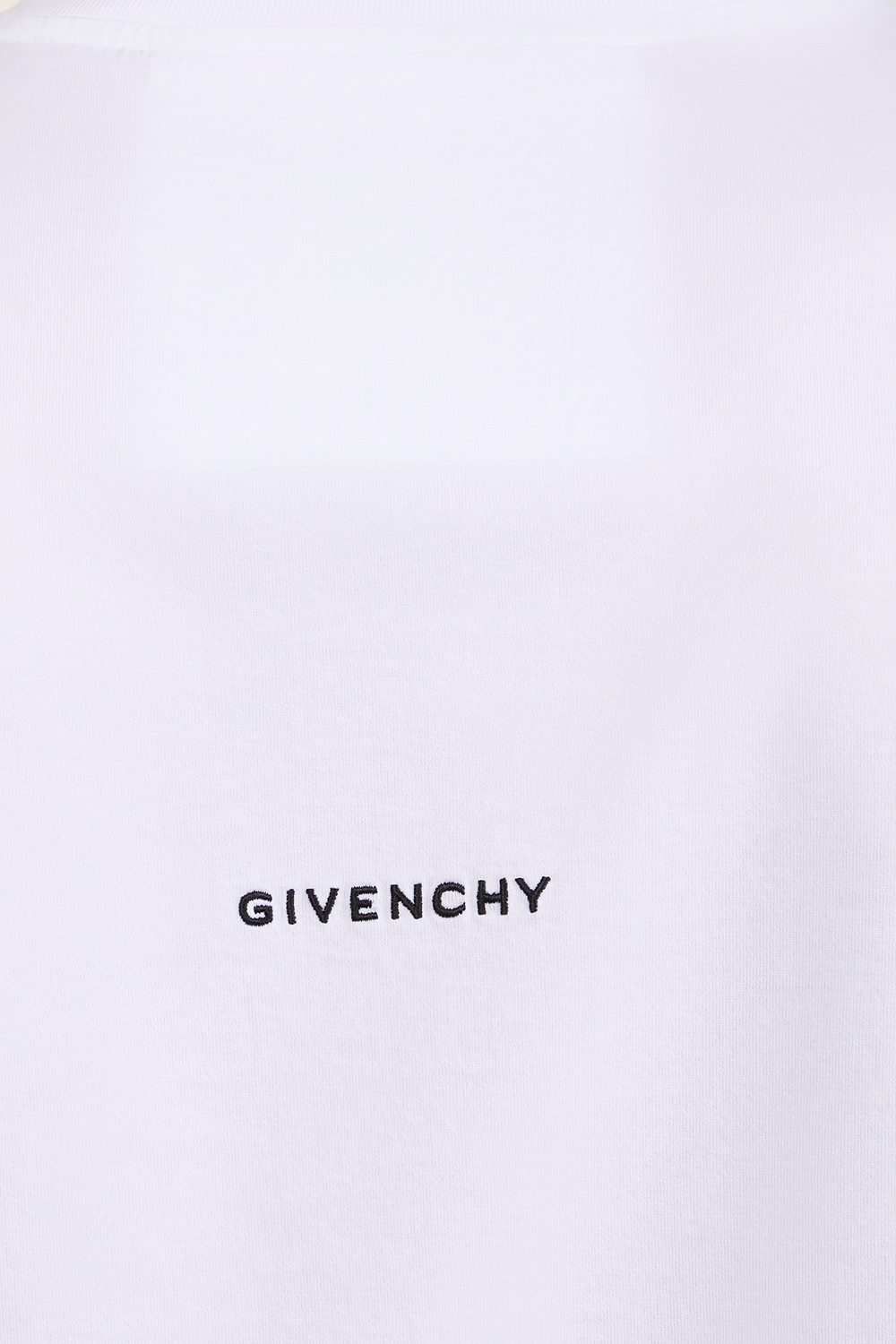 תמונת תקריב דוגמן של חולצת טי GIVENCHY