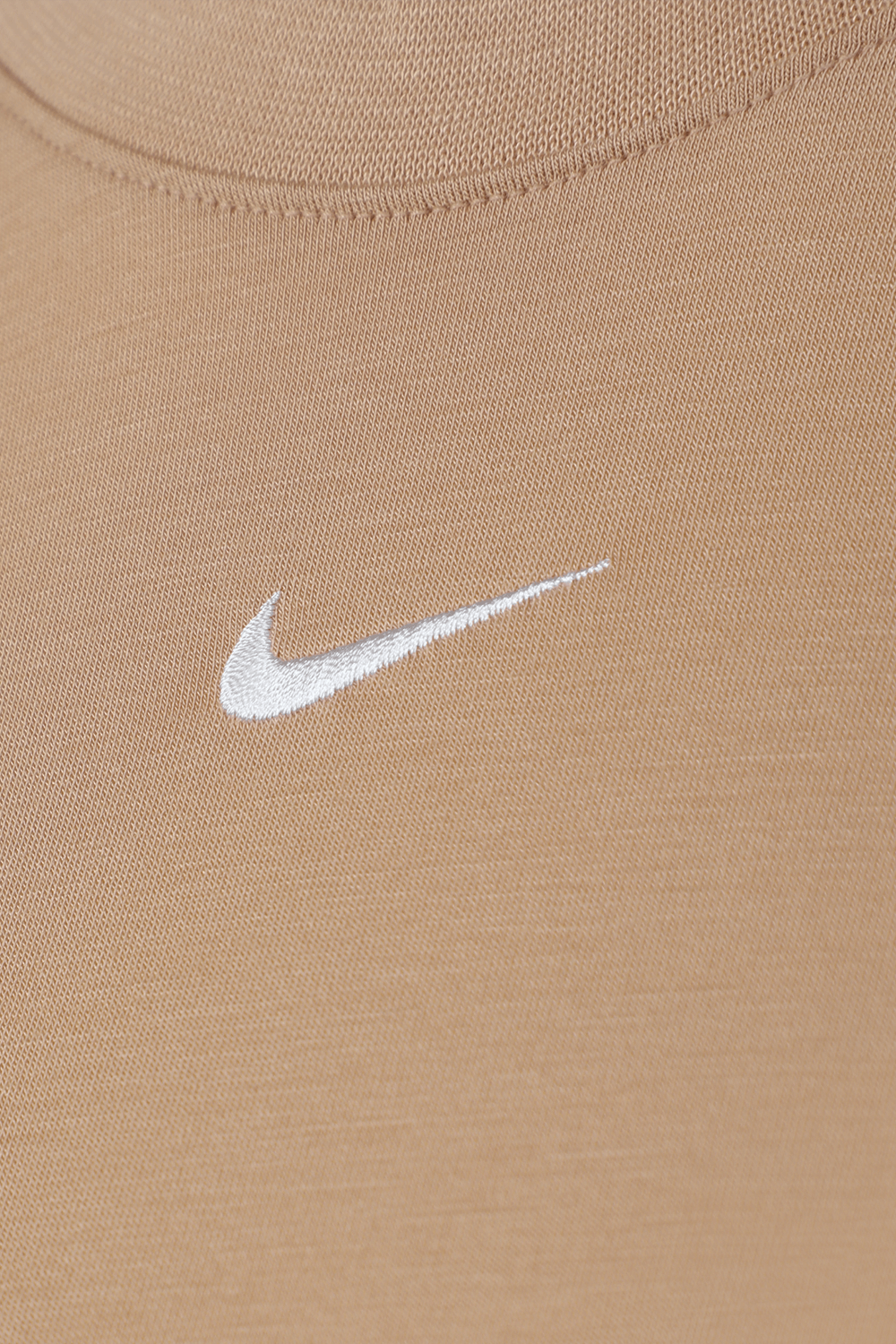 תמונה אחורית של חולצת קרופ קאמל עם לוגו סווש NIKE