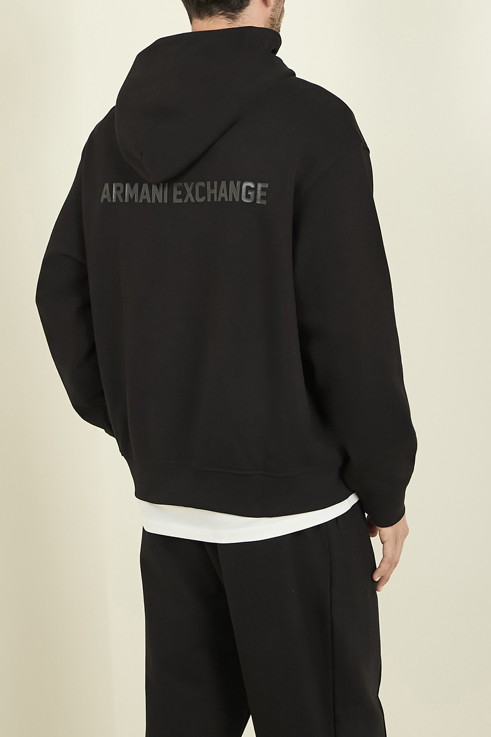 תמונת דוגמן אחורית של סווטשירט קפוצ'ון ARMANI EXCHANGE