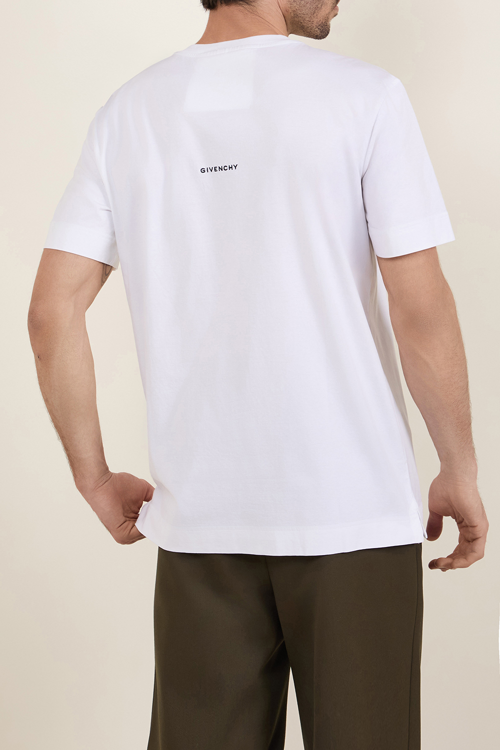 תמונת דוגמן אחורית של חולצת טי GIVENCHY