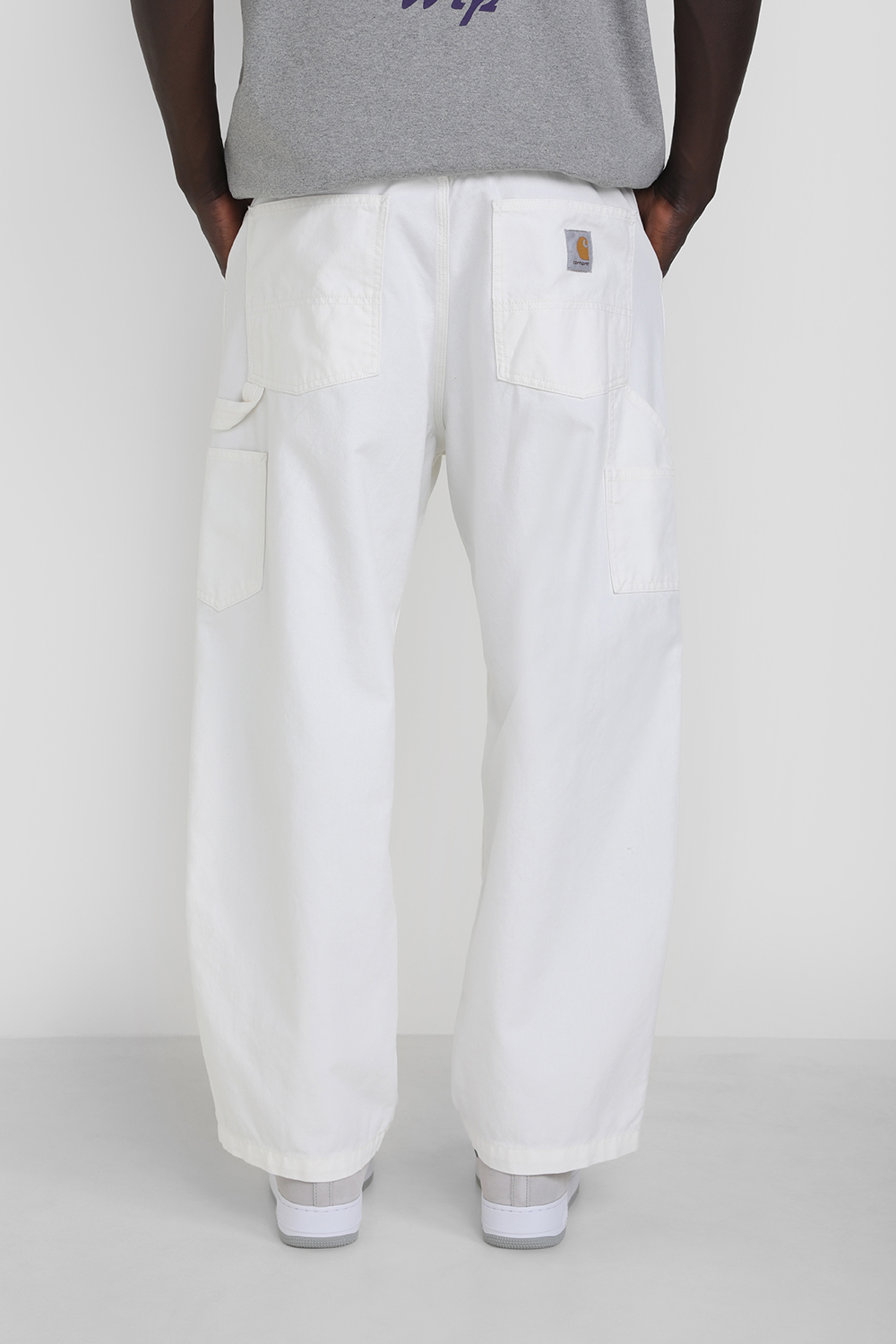 תמונת תקריב דוגמן של מכנסי ג'ינס CARHARTT WIP