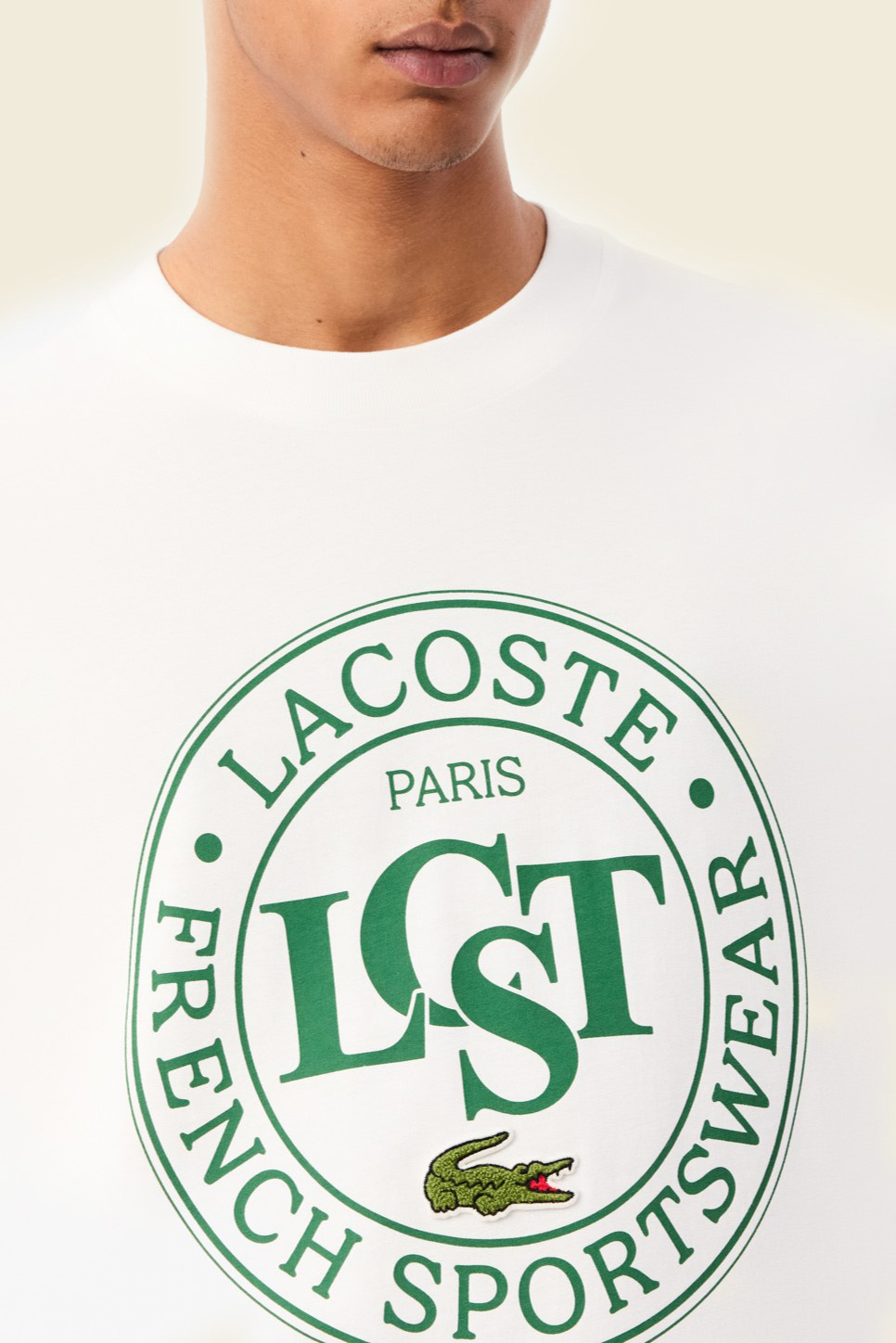 תמונת תקריב דוגמן של חולצת טי LACOSTE