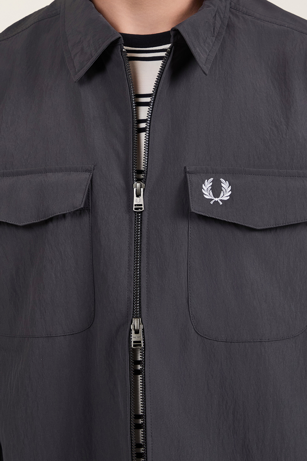 תמונת תקריב דוגמן של ז'קט רוח FRED PERRY