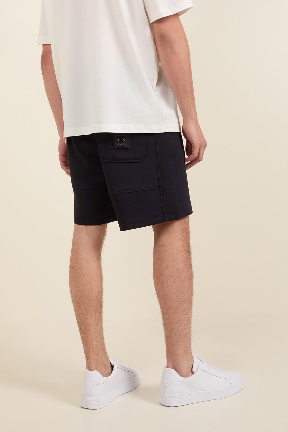 תמונת דוגמן אחורית של מכנסיים קצרים ARMANI EXCHANGE