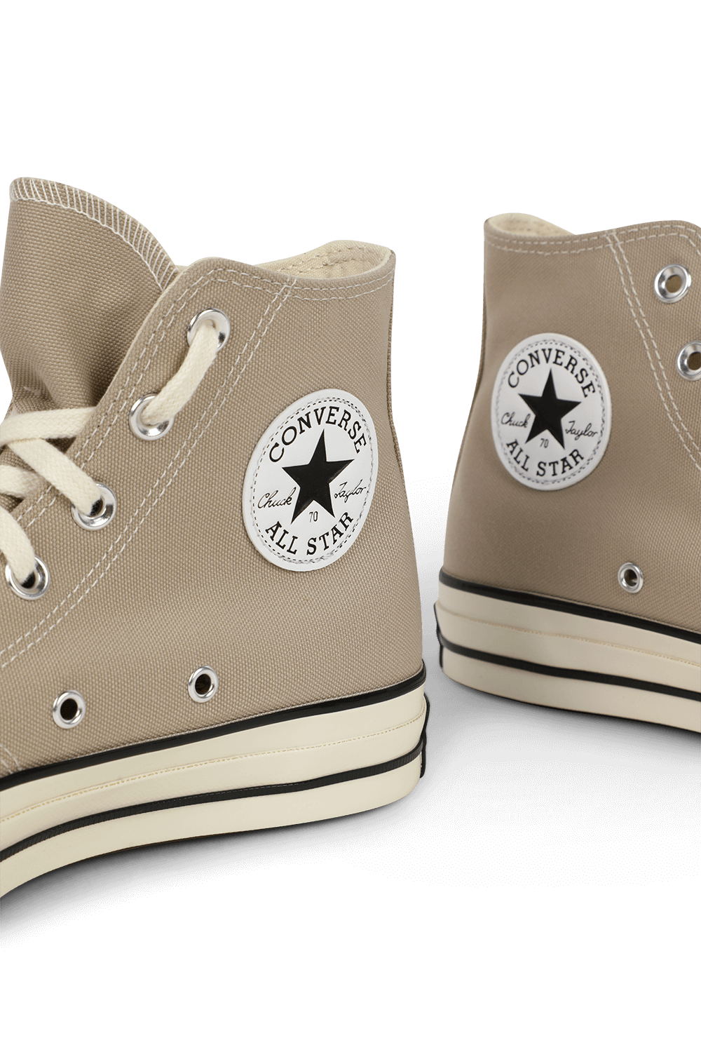 תמונת תקריב של נעלי סניקרס צ'אק 70 בגוון בז' CONVERSE