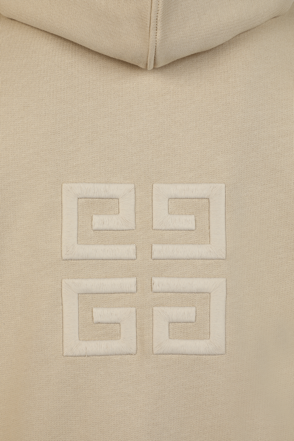 תמונת תקריב של סווטשירט קפוצ'ון בז' עם לוגו GIVENCHY