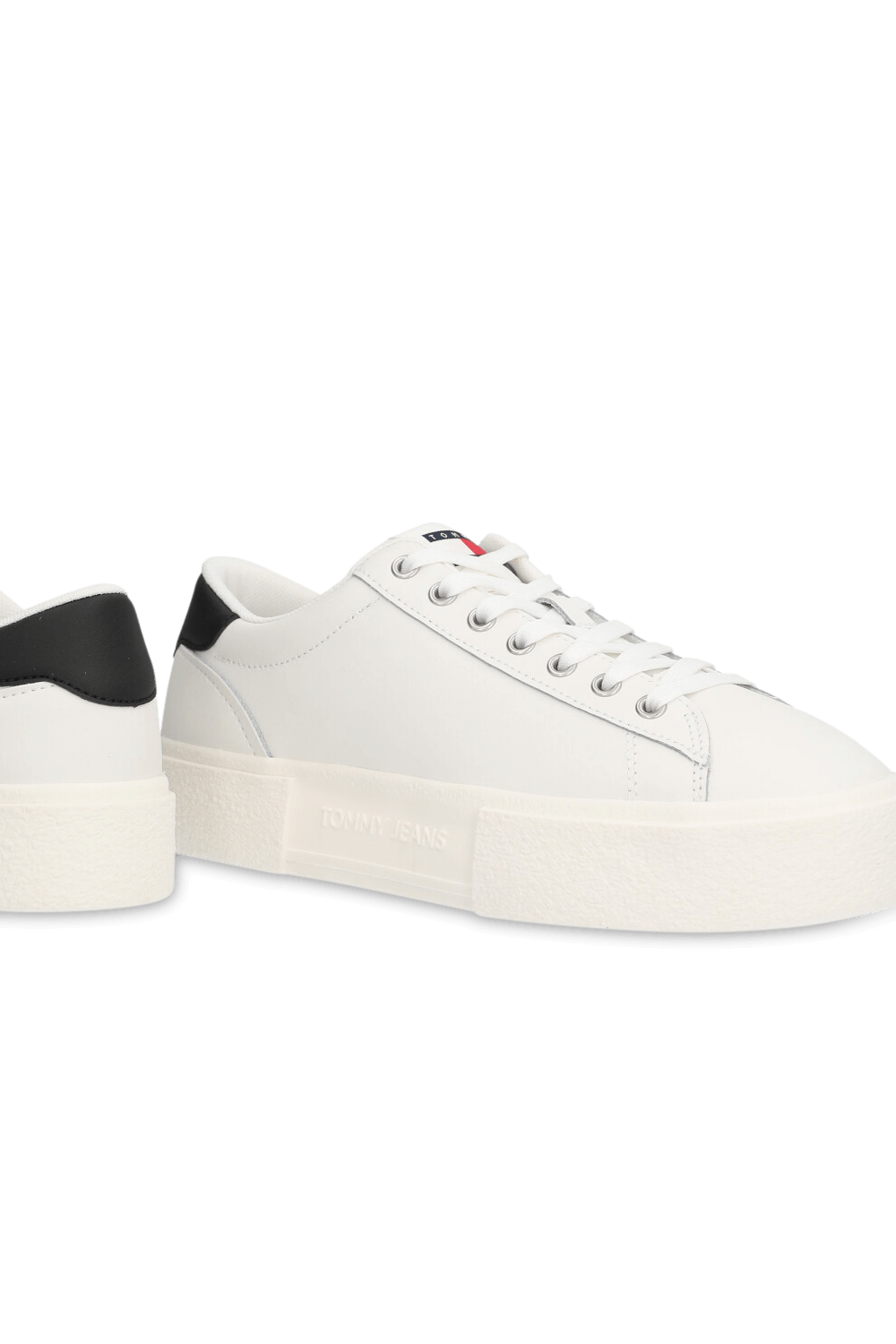 תמונת תקריב של נעלי סניקרס צ'אנקיות TOMMY HILFIGER