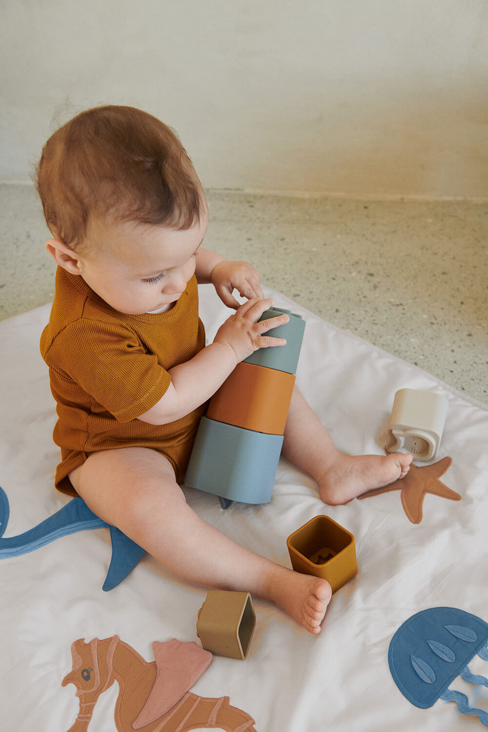 תמונת אווירה של משחק כוסות נערמות