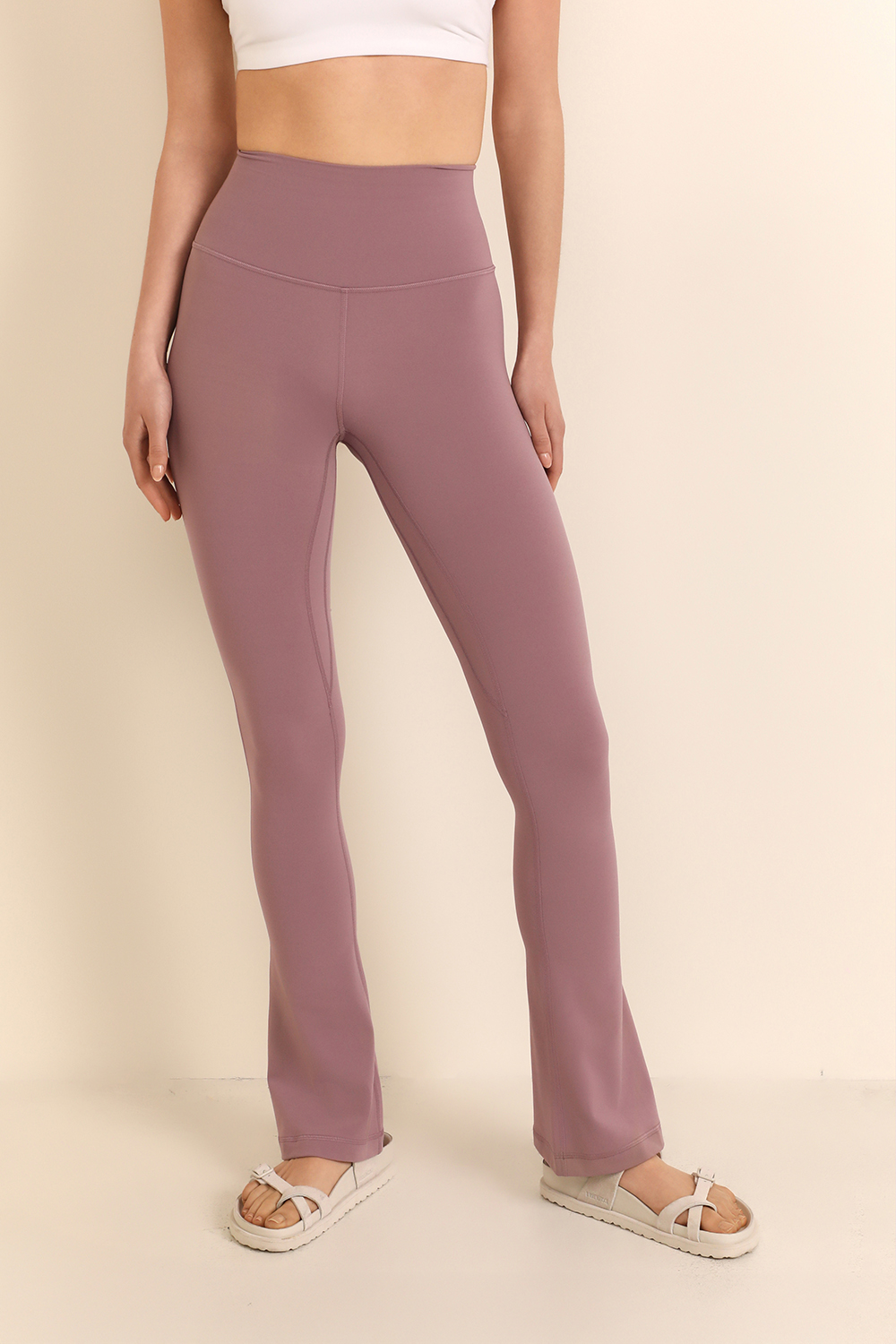 תמונת דוגמן קידמית של Align™ Mini-Flare Pant *Regular LULULEMON