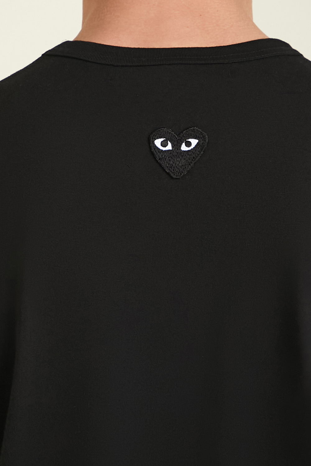 תמונת תקריב דוגמן של חולצת טי COMME des GARCONS