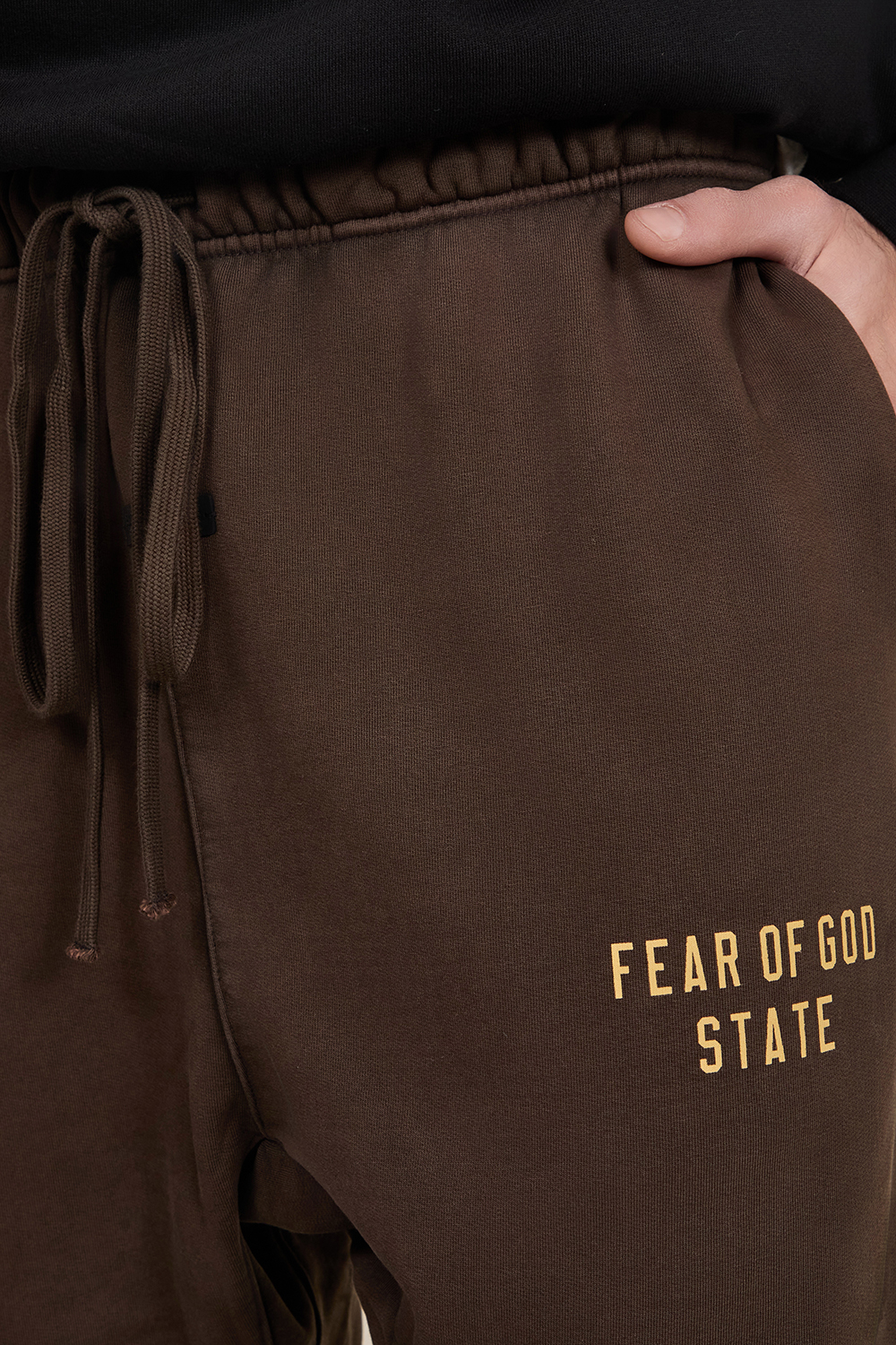 תמונת תקריב דוגמן של מכנסי ג'וג פליז FEAR OF GOD ESSENTIALS