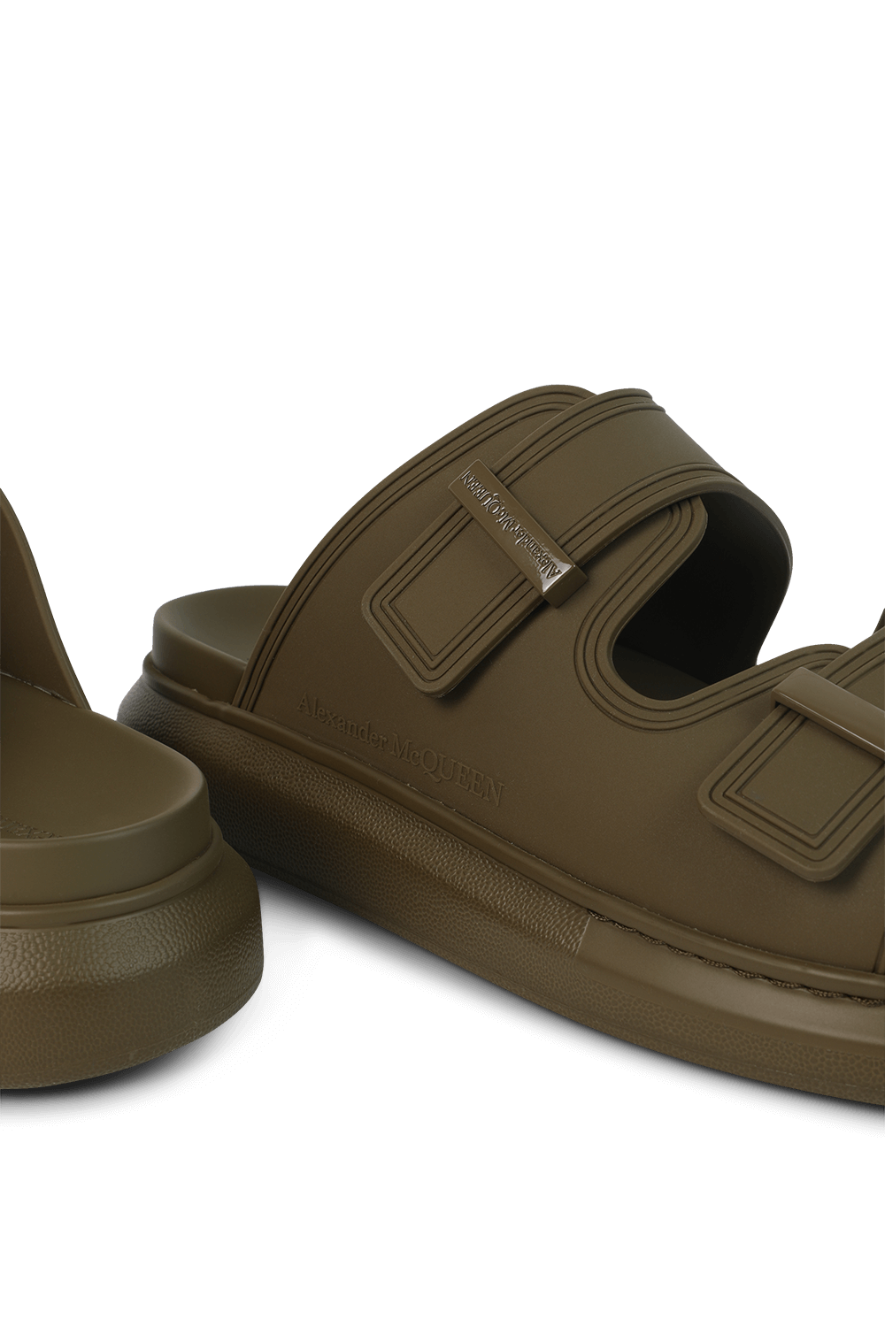 תמונת תקריב של סנדלי סליידס מגומי ALEXANDER MCQUEEN