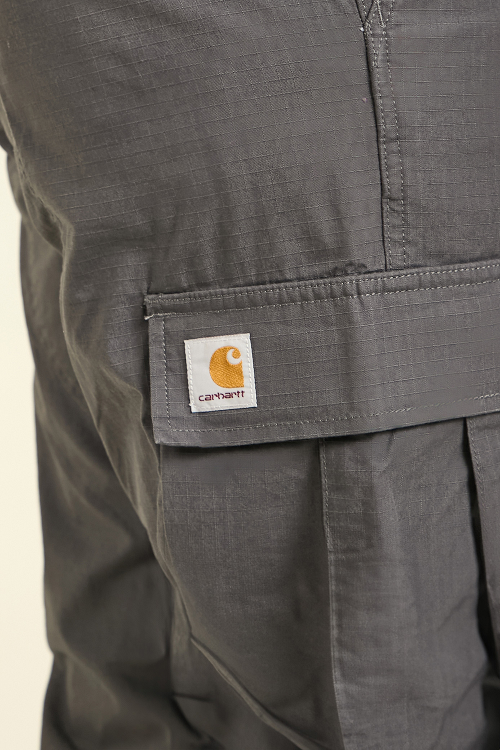 תמונת דוגמן אחורית של מכנסי קרגו CARHARTT WIP