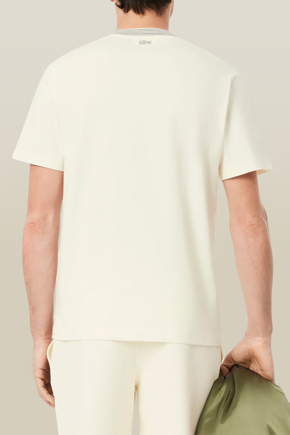 תמונת דוגמן אחורית של חולצת טי LACOSTE