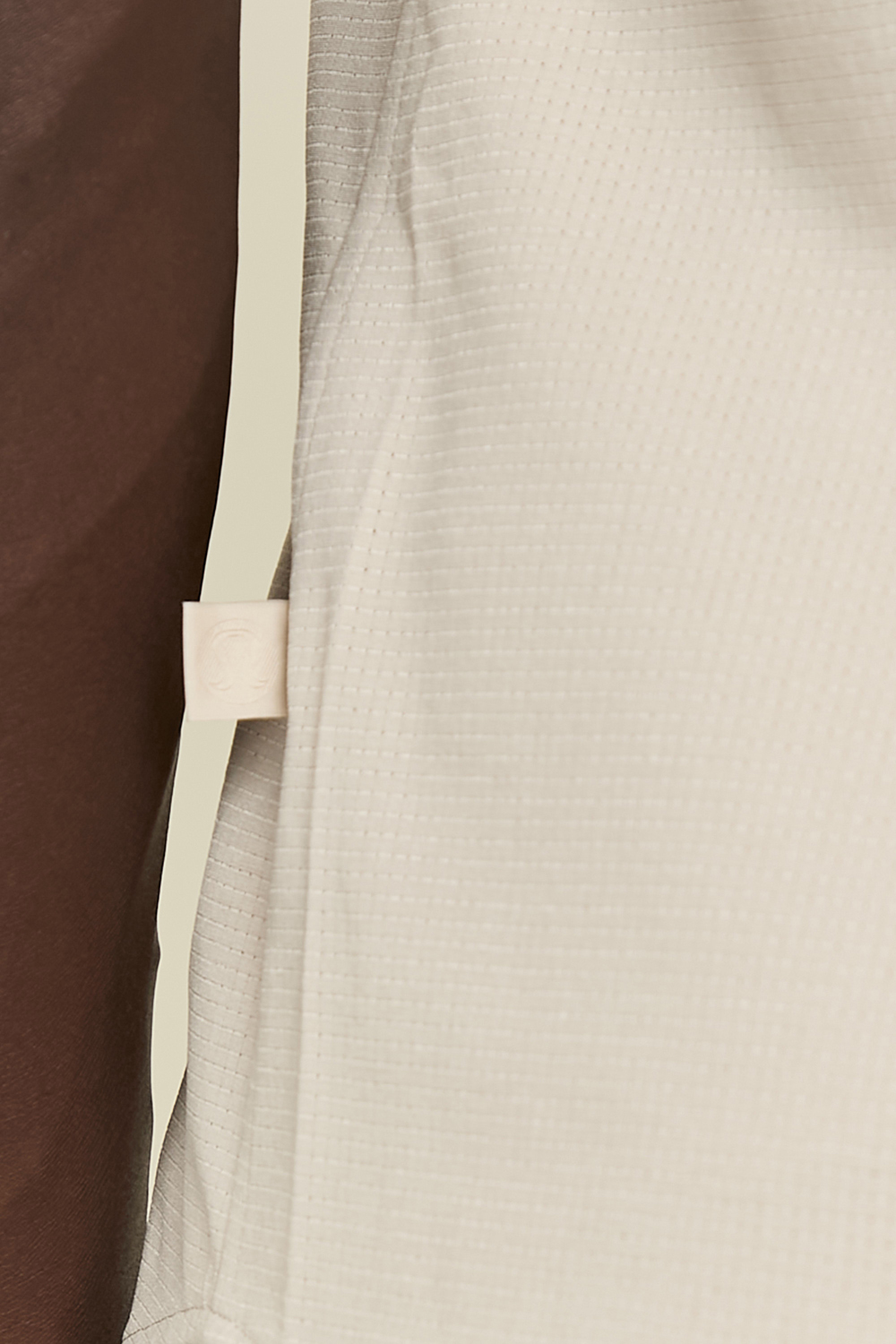 תמונת תקריב דוגמן של Airing Easy Short Sleeve Shirt LULULEMON