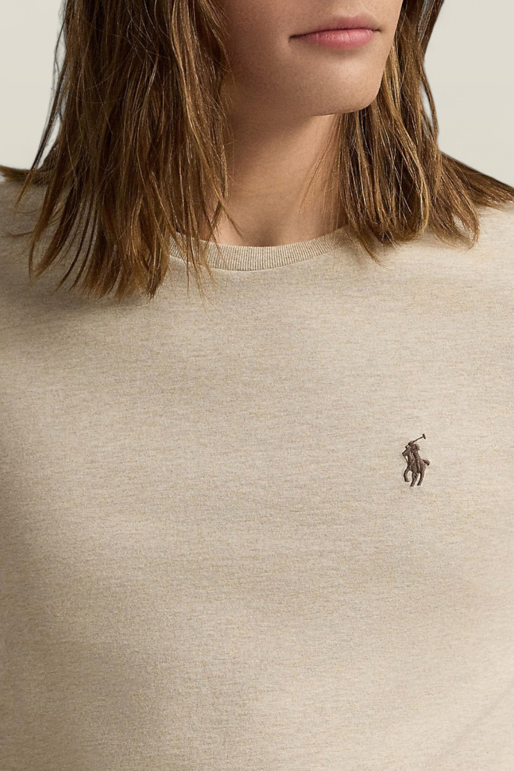 תמונת תקריב דוגמן של חולצת טי סלים POLO RALPH LAUREN