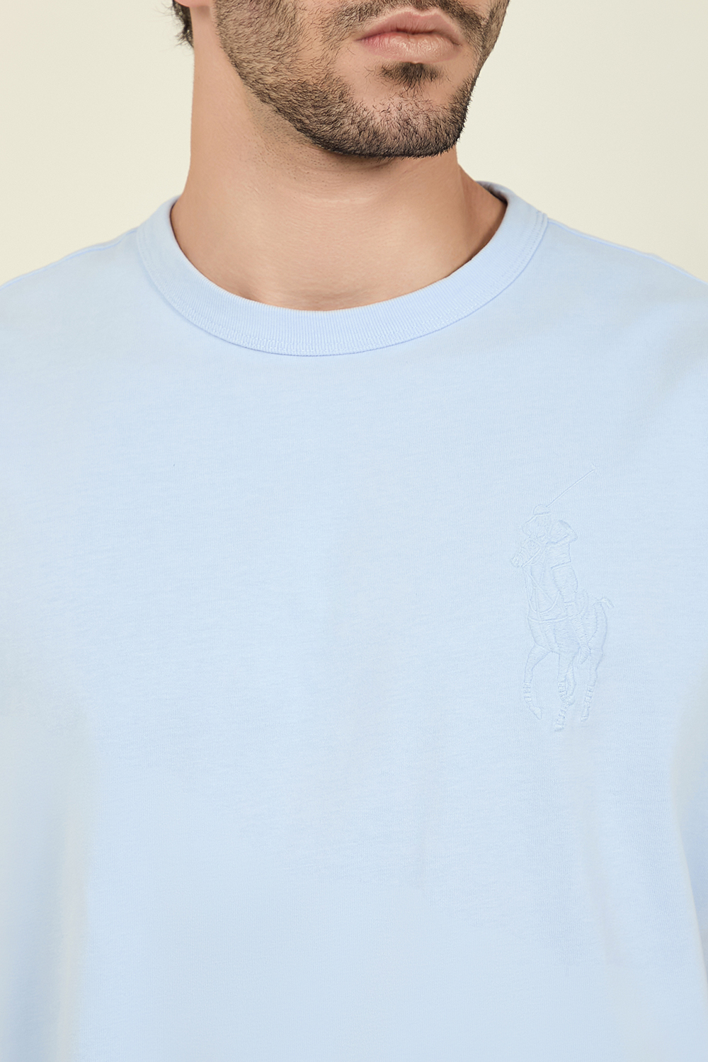 תמונת תקריב דוגמן של חולצת טי POLO RALPH LAUREN