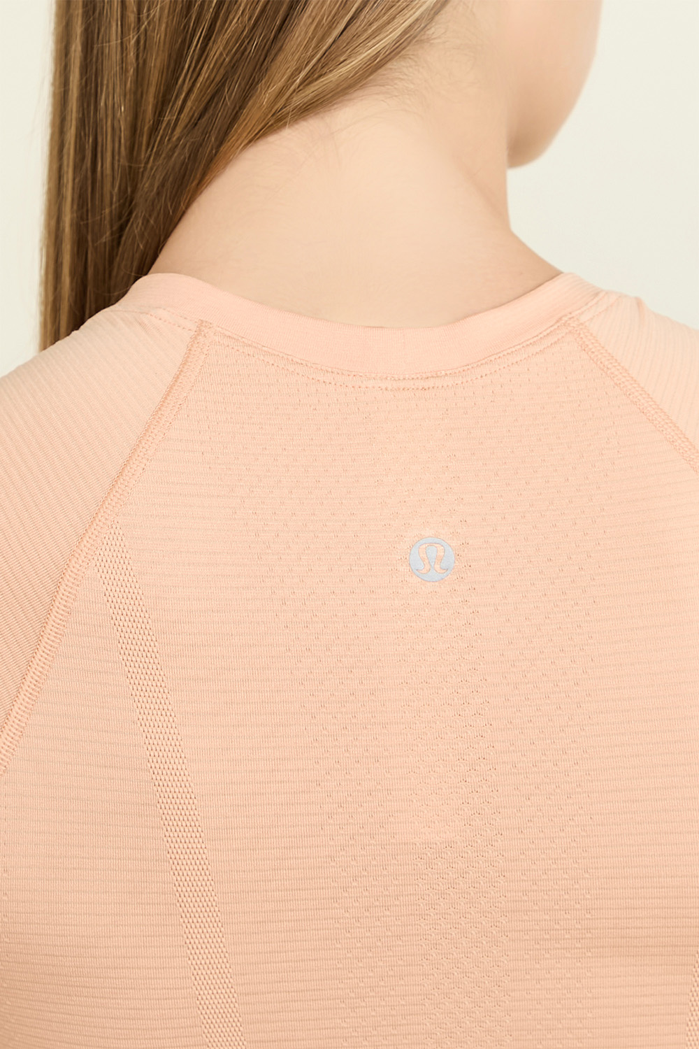 תמונת תקריב דוגמן של Swiftly Tech Short Sleeve Shirt 2.0 LULULEMON