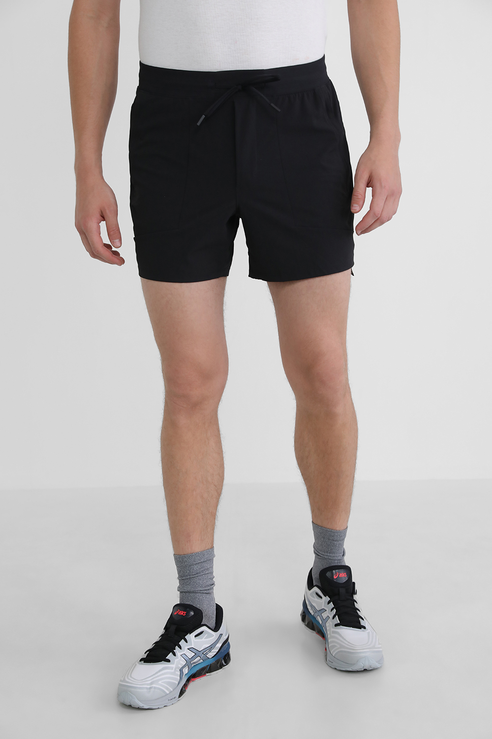 תמונת דוגמן קידמית של License to Train Linerless Short 5 LULULEMON