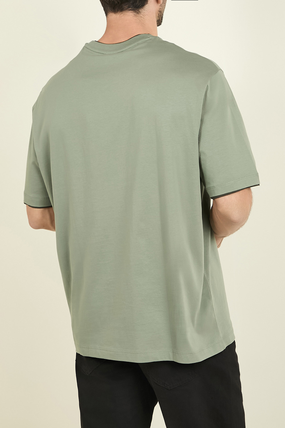תמונת דוגמן אחורית של חולצת טי במראה שכבות ARMANI EXCHANGE