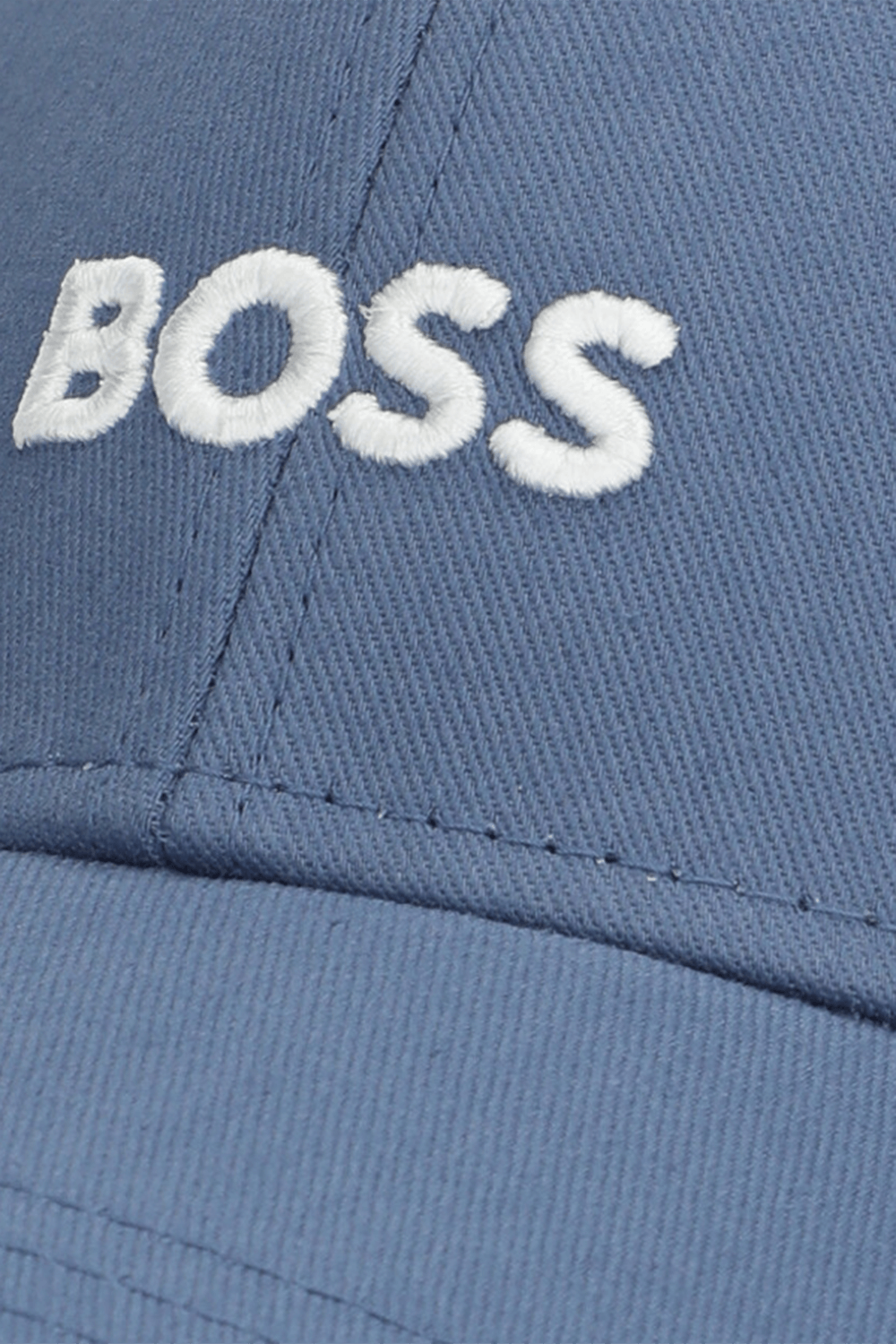 תמונת תקריב של כובע מצחייה BOSS
