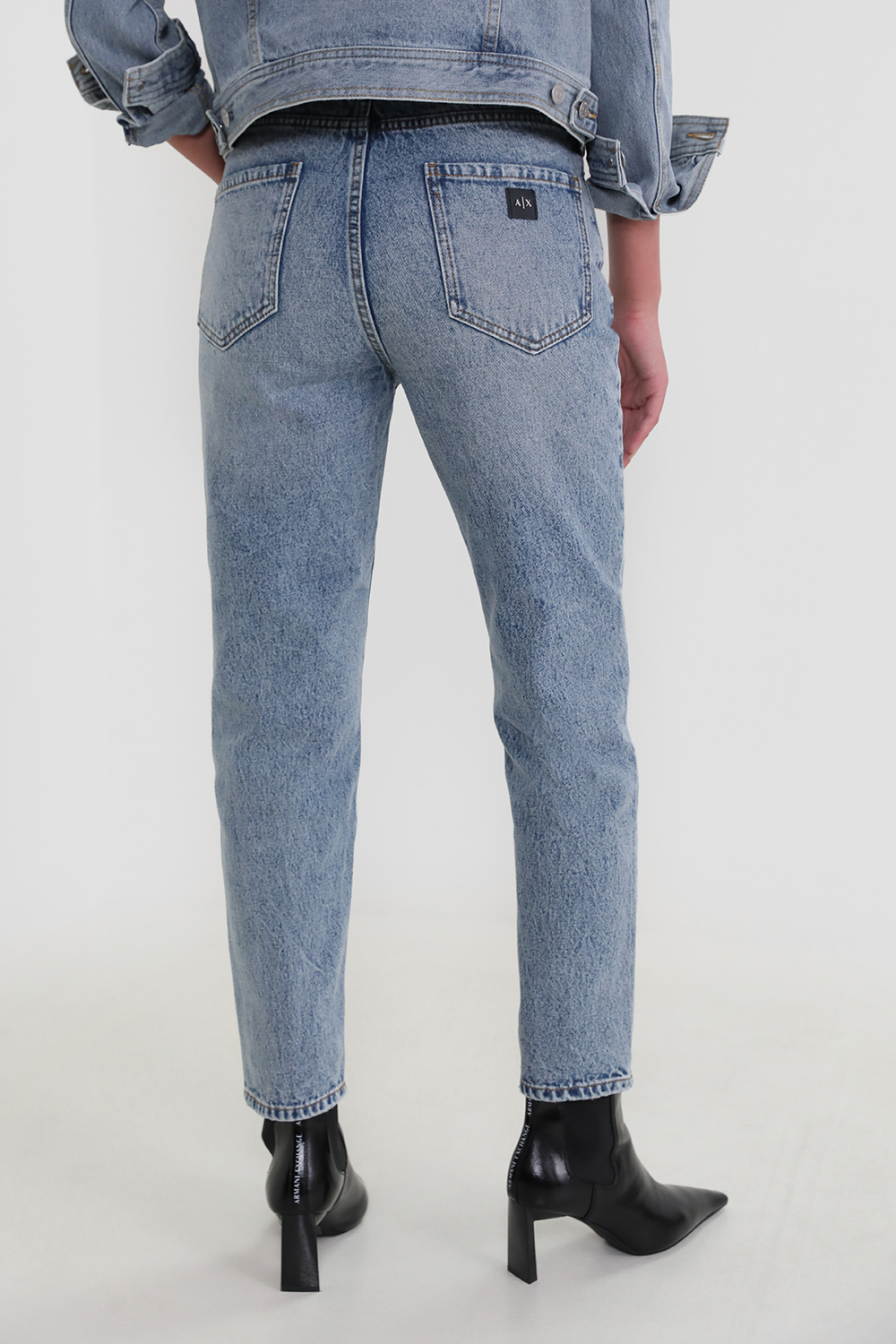 תמונת דוגמן אחורית של מכנסי ג'ינס בגזרה ישרה ARMANI EXCHANGE