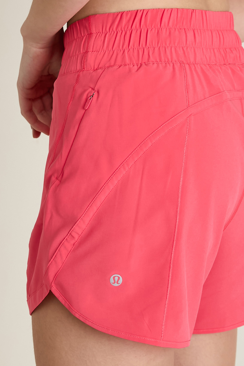 תמונת תקריב דוגמן של Track That High-Rise Lined Short 5 LULULEMON