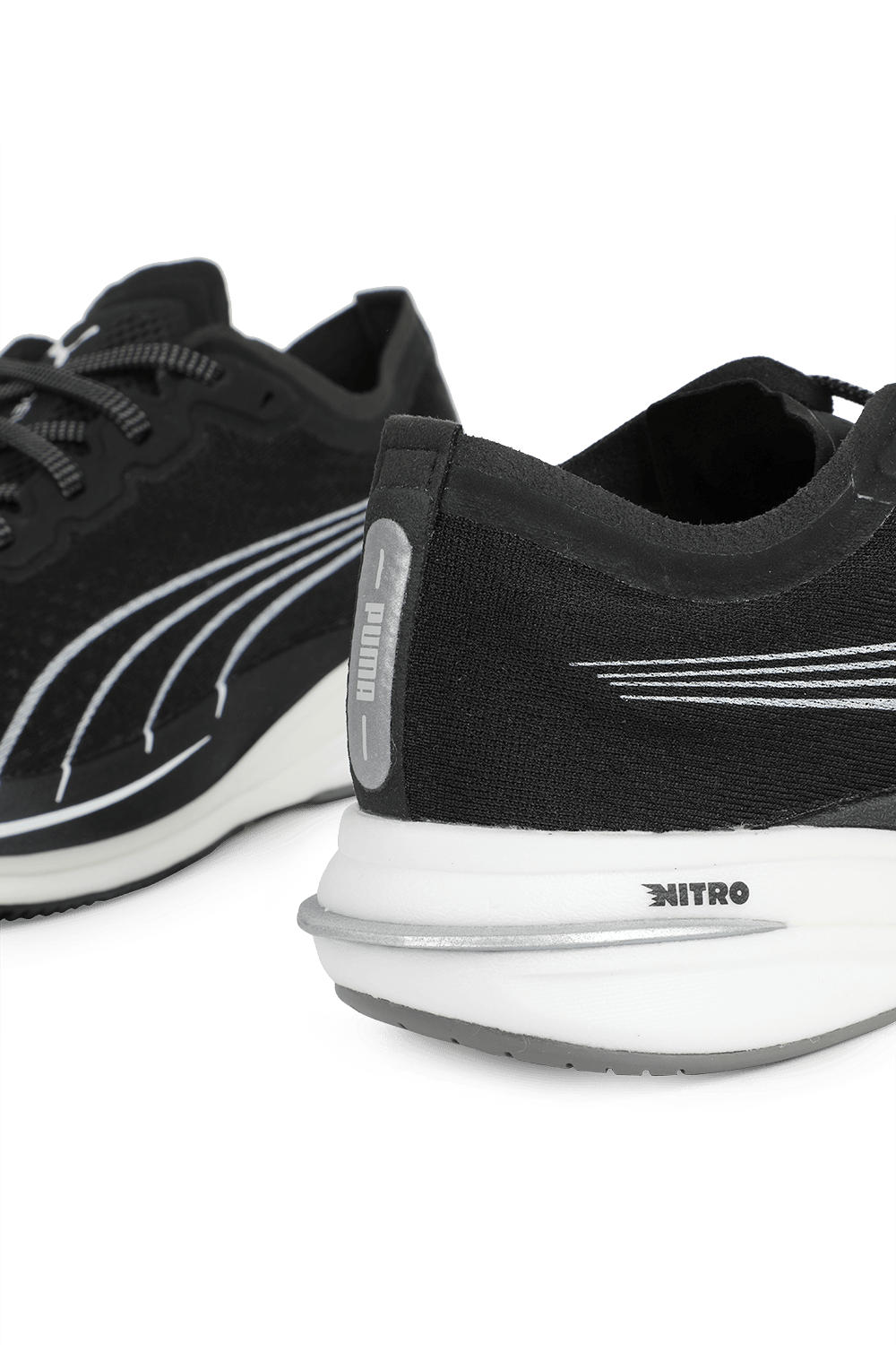 תמונת תקריב של נעלי ריצה ניטרו בשחור ולבן PUMA